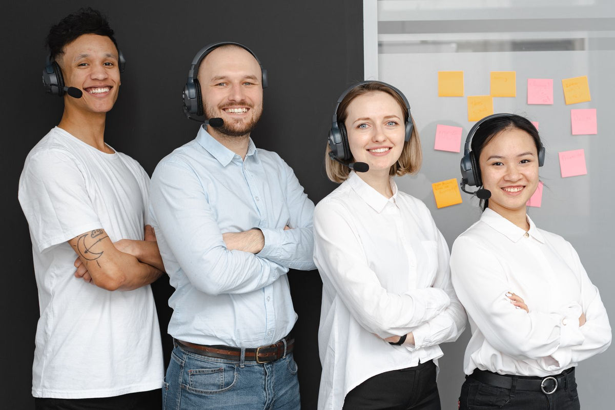 Freundliches Kundenservice-Team mit Headsets