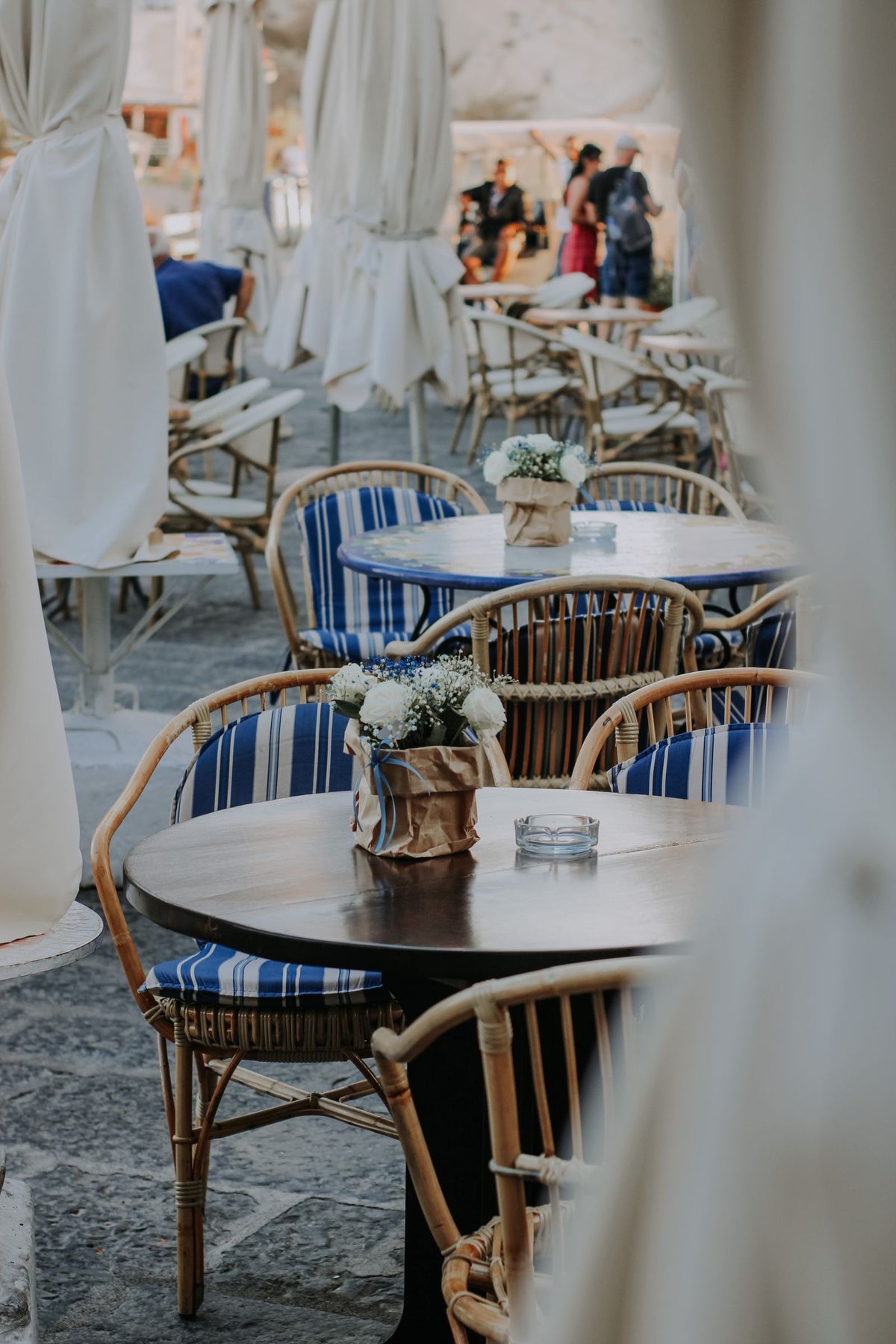 Gemütliche Terrasse mit Tischen
