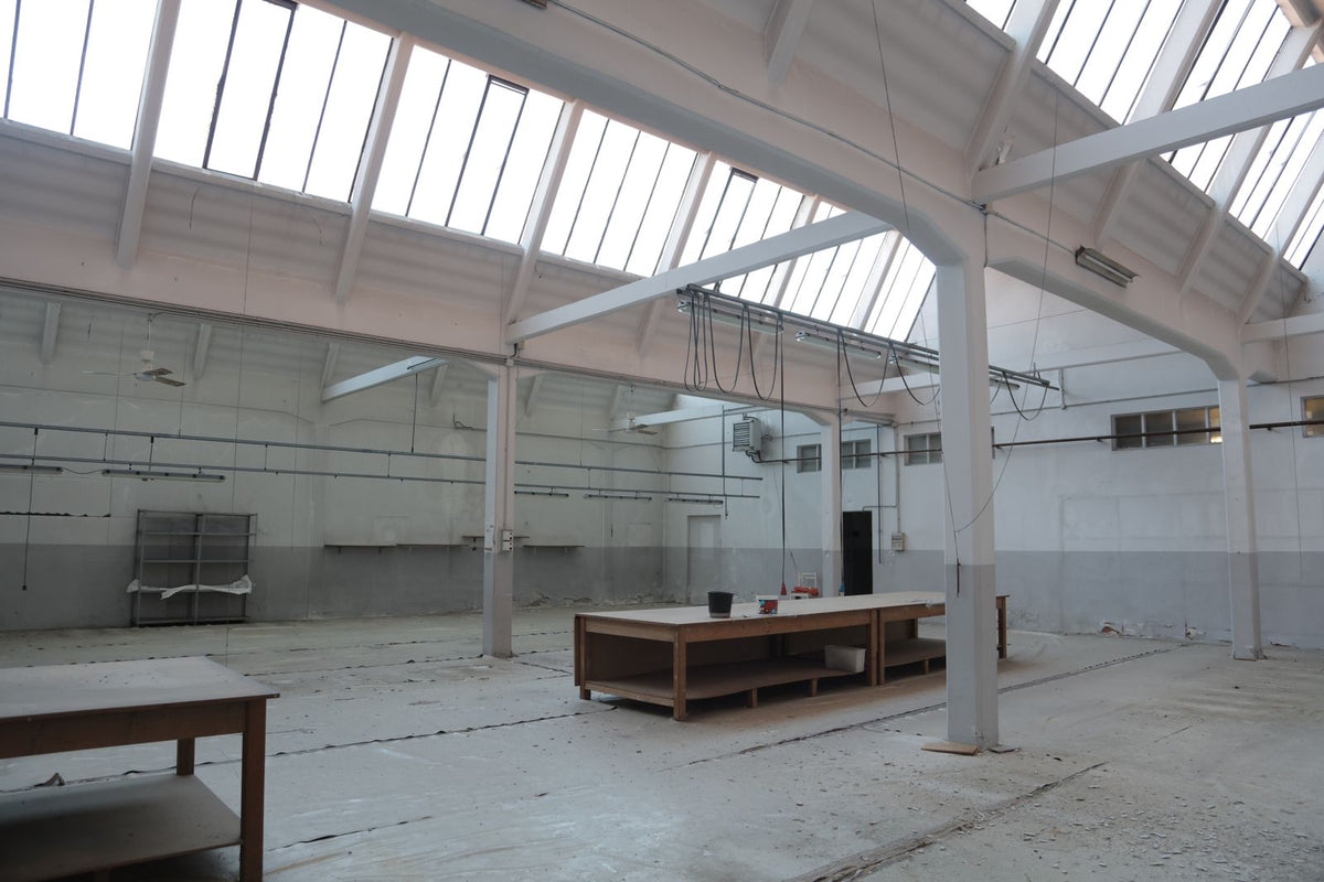 Modernes Lagerhaus mit hoher Halle