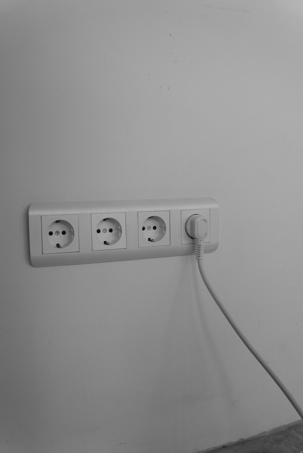 Stecker in einer Wandsteckdose