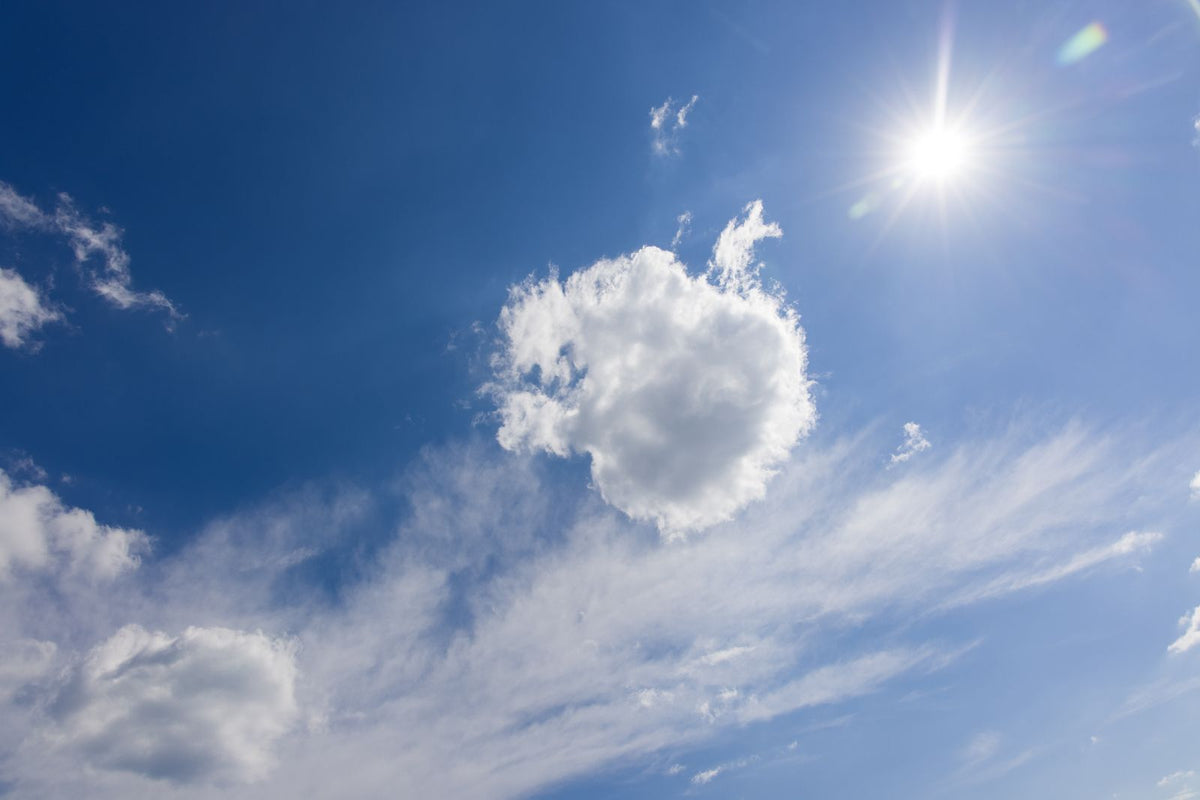 Strahlend blauer Himmel mit Sonne an einem heißen Tag