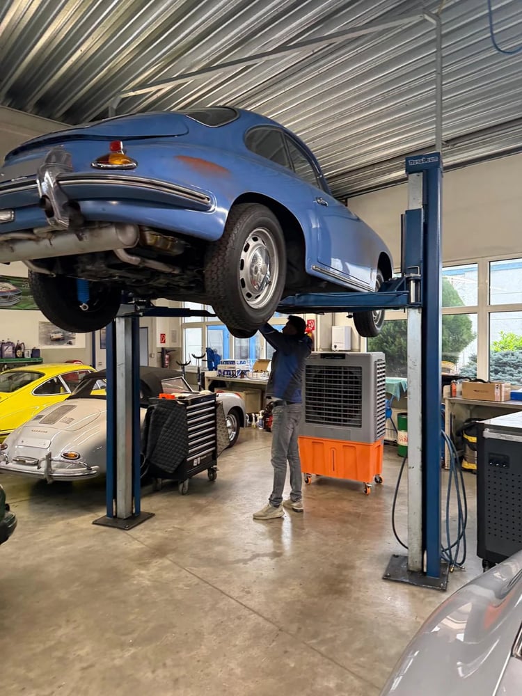 KFZ-Werkstatt mit Oldtimer auf Hebebühne